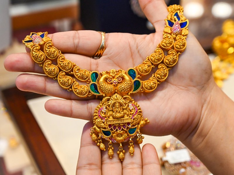 मजबूत डॉलर से सोने और चांदी में बिकवाली, कीमतें 1.6 प्रतिशत तक घटीं