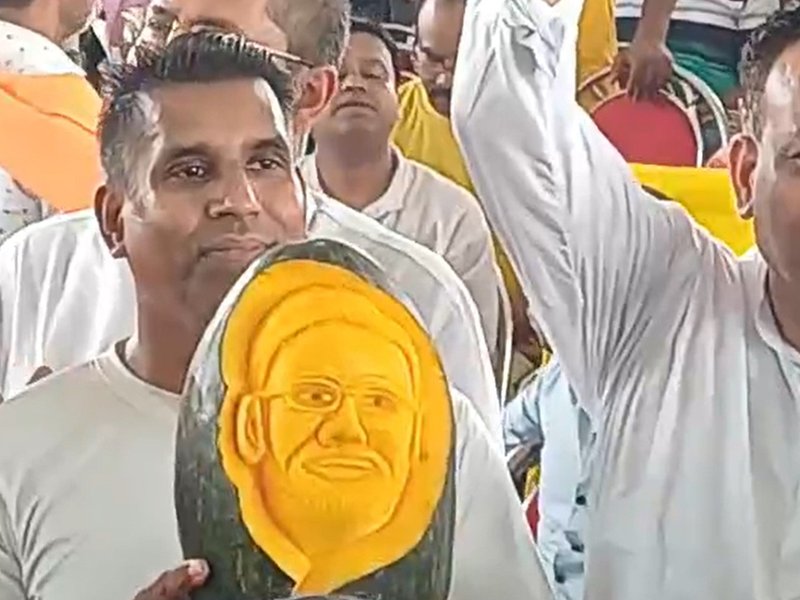 नदिया में मोदी-मोदी की गूंज, रैली में पेंटिंग्स और फोटो लेकर पहुंचे प्रशंसक 