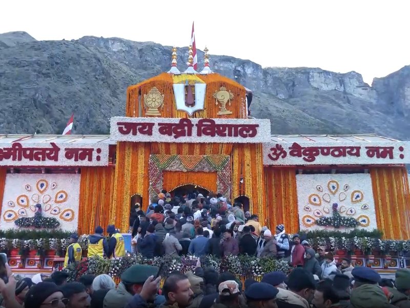 बद्रीनाथ धाम में आस्था का माहौल, देश-विदेश से श्रद्धालुओं का उमड़ा सैलाब