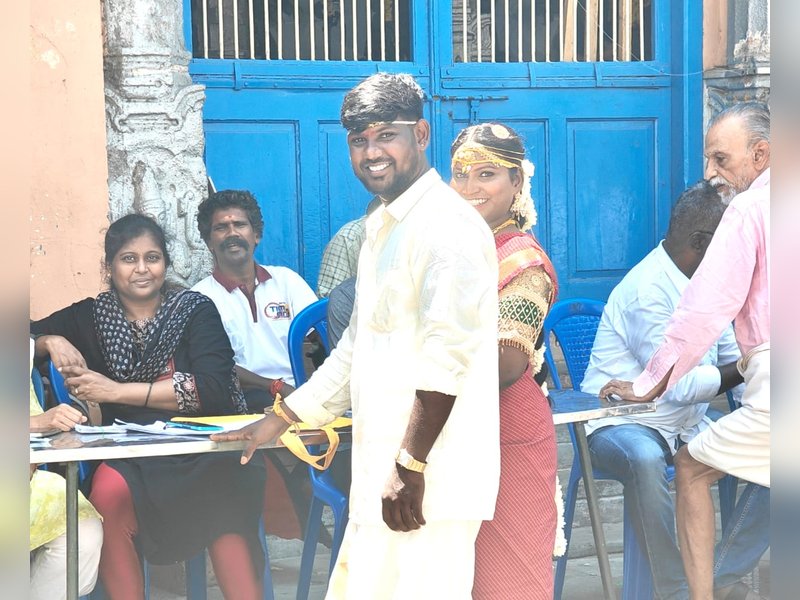 शादी के बाद सीधे मतदान केंद्र पहुंचे नवविवाहित दंपति, चुनाव आयोग ने शेयर की तस्वीर 