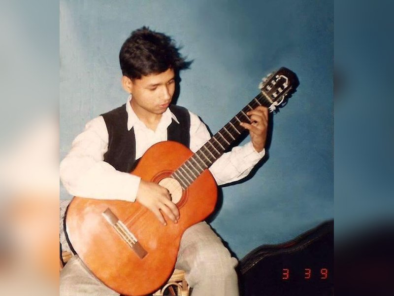 Kailash Kher's throwback pic with guitar is all about 'Low-key vibes, high-key soul' 