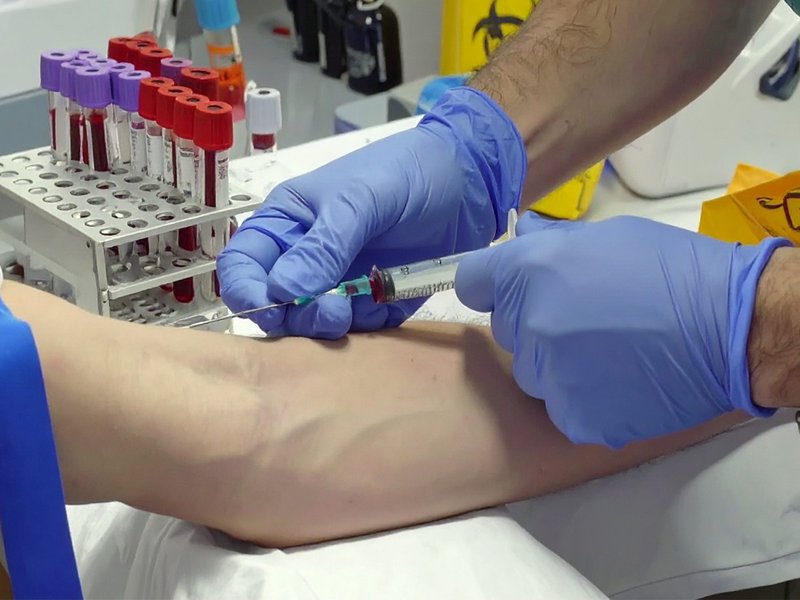 दिल दे रहा खतरे के संकेत, इन लक्षणों को भूलकर भी न करें नजरअंदाज