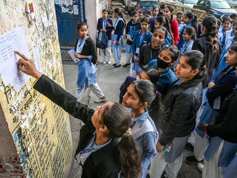 यूपी बोर्ड के रिजल्ट में लड़कियों का दबदबा, 10वीं में कशिश एवं अंशिका टॉपर, 12वीं में शिखा वर्मा ने मारी बाजी