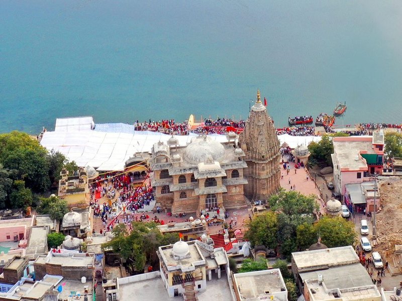 राजस्थान में है लीलाधर का 1698 में बना भव्य मंदिर, जहां भगवान के चरण छूकर मुड़ जाती है चंबल नदी