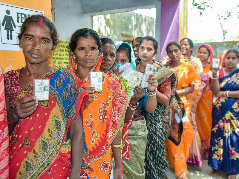 पश्चिम बंगाल में 3 बजे तक 78.77 और तमिलनाडु में 70 फीसदी मतदान, गुजरात-महाराष्ट्र में रफ्तार धीमी
