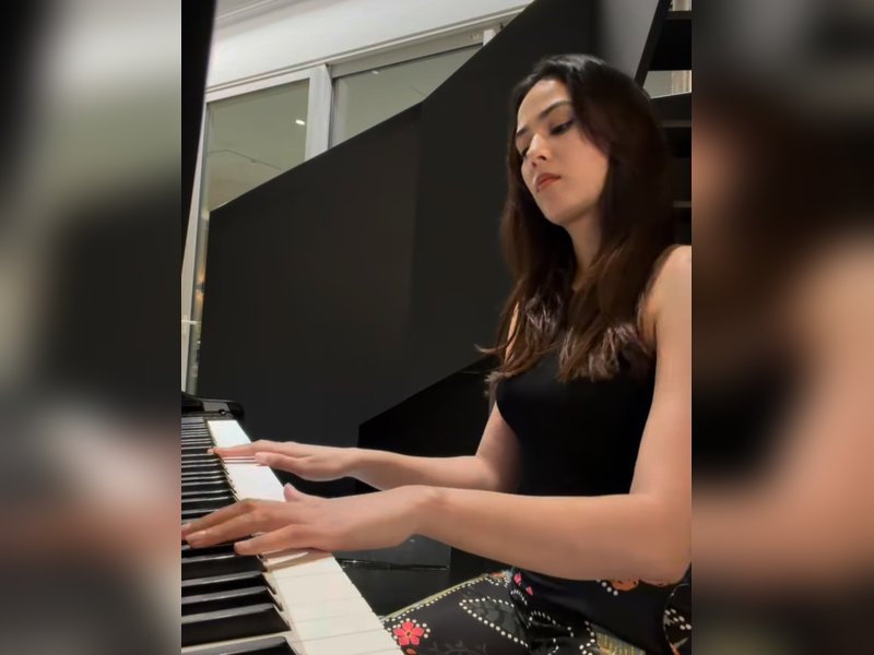 Mira Rajput plays iconic 'Hum Tum' tune on piano, flaunts her artsy skills