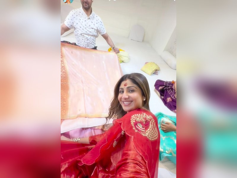 Shilpa Shetty goes ‘saree bingeing’ in Banaras