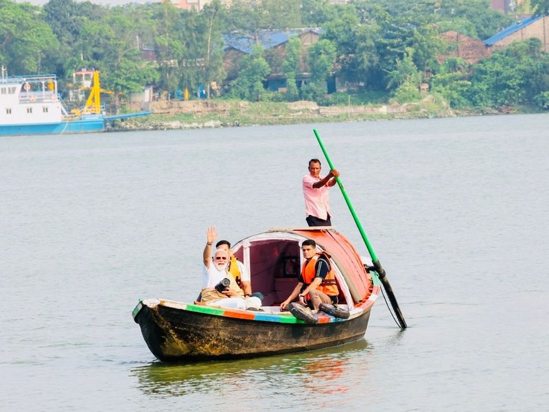 पीएम मोदी ने किया हुगली नदी में भ्रमण, तट पर नाविकों और आम जनता से मुलाकात