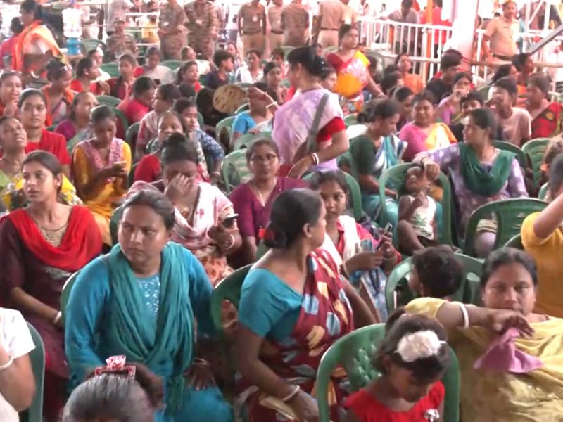 पीएम मोदी के लिए बंगाली में लिखी किताब, अनोखा तोहफा लेकर बारुईपुर सभा में पहुंची प्रशंसक