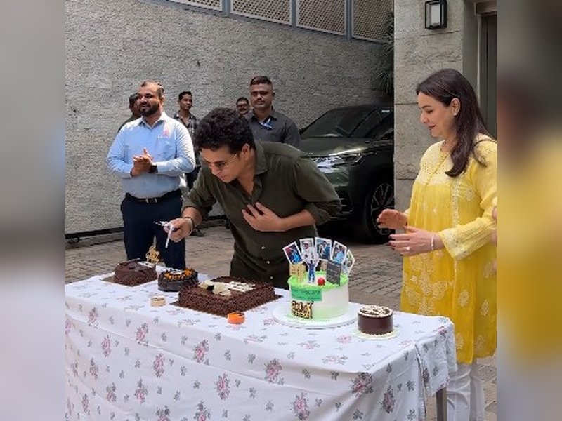 सचिन तेंदुलकर बर्थडे: 'क्रिकेट के भगवान' ने फैंस के साथ मनाया जन्मदिन 