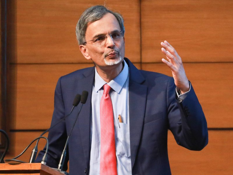 गिरता रुपया लंबी अवधि के निवेशकों के लिए खरीदारी का मौका: सीईए नागेश्वरन