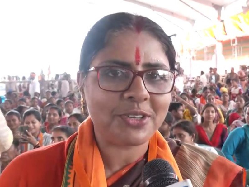 With gifts of books and portraits, women express excitement to meet PM Modi at Bengal rally