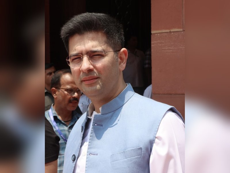 आम आदमी पार्टी में बड़ी टूट: राघव चड्ढा समेत तीन राज्यसभा सांसदों का इस्तीफा