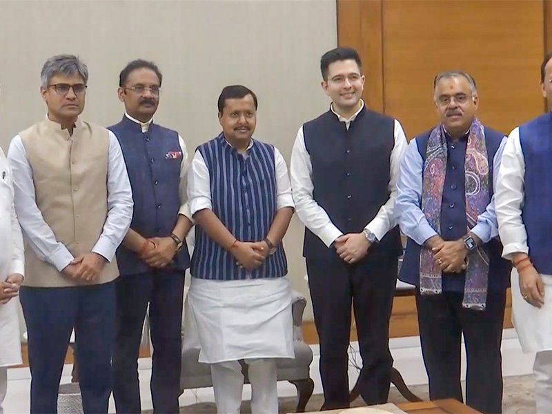 भाजपा में शामिल हुए राघव चड्ढा, संदीप पाठक और अशोक मित्तल, नितिन नवीन ने खिलाई मिठाई 