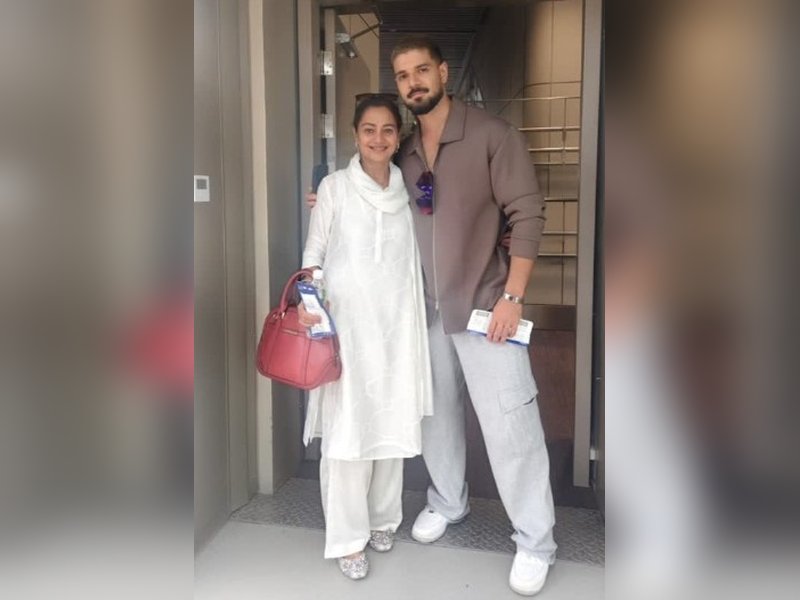 Zarina Wahab shares rare picture posing with son Sooraj Pancholi 