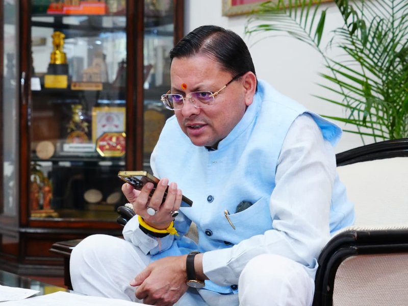 सीएम धामी ने उत्तराखंड बोर्ड टॉपर्स को किया फोन, दी बधाई और शुभकामनाएं