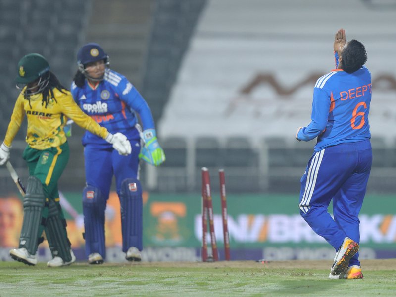 टी20 सीरीज: दीप्ति शर्मा का पहला 'पंच', दक्षिण अफ्रीका के खिलाफ भारतीय टीम ने चखा जीत का स्वाद 