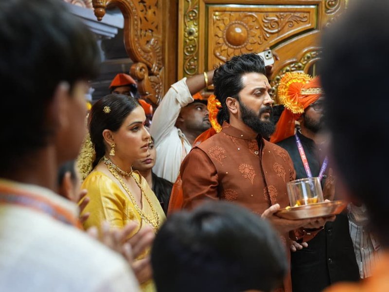 Riteish & Genelia seek blessings at Chhatrapati Shivaji Maharaj Temple before 'Raja Shivaji' release