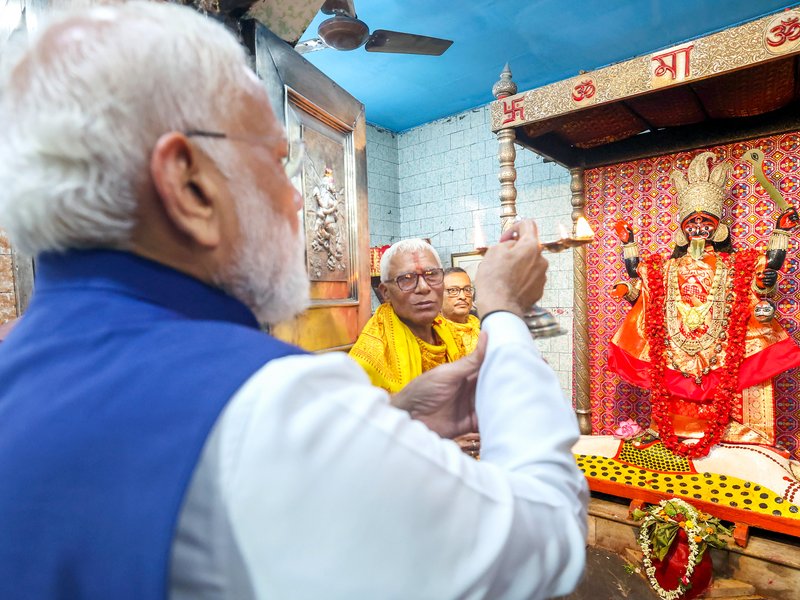 रोड शो के बीच पीएम मोदी ने कोलकाता के ऐतिहासिक थंथानिया कालीबाड़ी में की पूजा-अर्चना