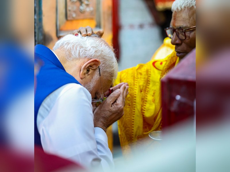 PM Modi offers prayers at Thanthania Kali temple during Kolkata roadshow