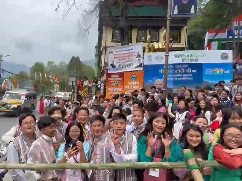 पीएम मोदी के स्वागत के लिए लोगों की भारी भीड़