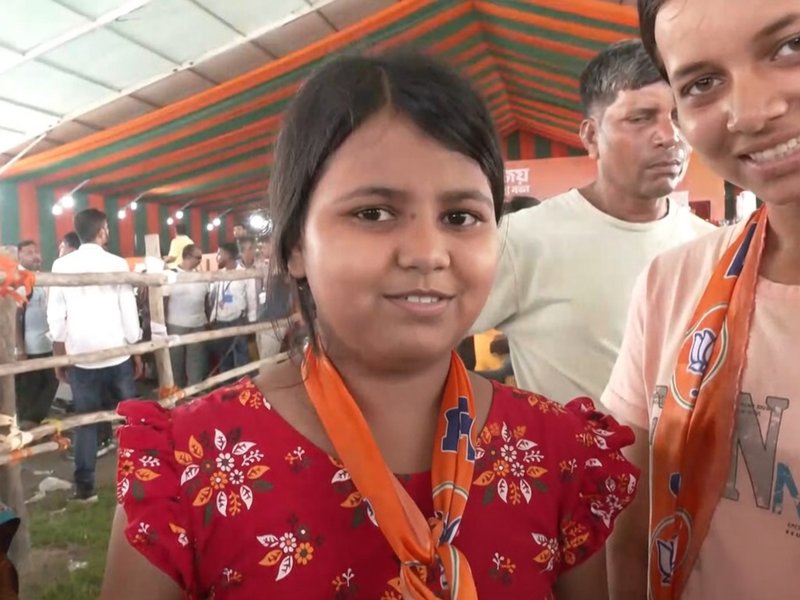 पीएम मोदी के लिए खास पेंटिंग बनाकर लाईं बैरकपुर की समीरा, बोलीं-  चिट्ठी का इंतजार