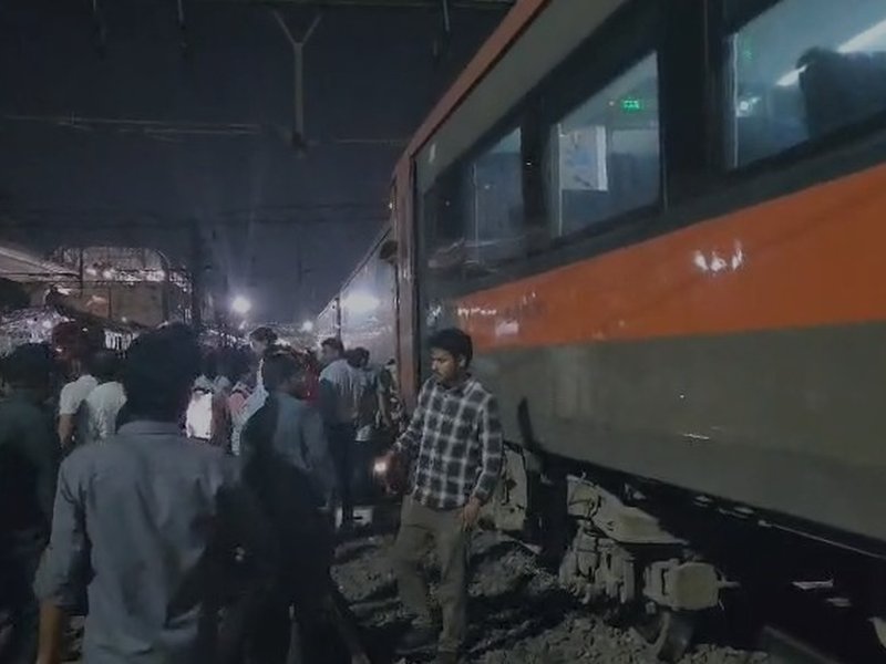 पुणे रेलवे स्टेशन पर वंदे भारत ट्रेन का कोच पटरी से उतरा, सभी यात्री सुरक्षित