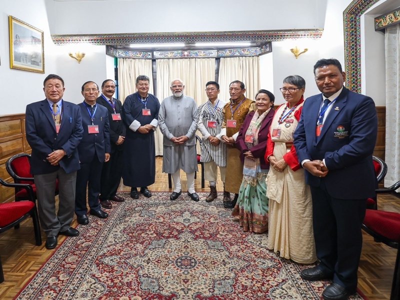 PM Modi meets Padma awardees, distinguished personalities in Gangtok