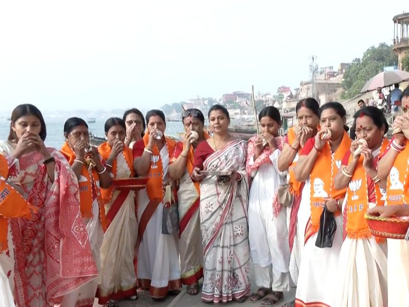 वाराणसी में पीएम मोदी के स्वागत को लेकर उत्साह, बंगाली महिलाओं ने घाटों पर किया शंखनाद