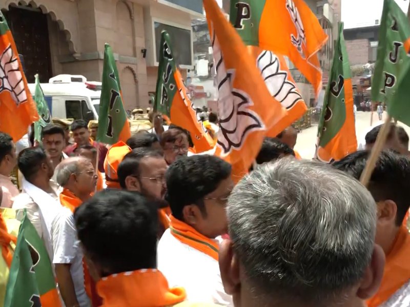 पीएम मोदी के दौरे के लिए 'दुल्हन' की तरह सजी वाराणसी, सीएम योगी आदित्यनाथ और नितिन नवीन ने की काशी विश्वनाथ मंदिर में पूजा