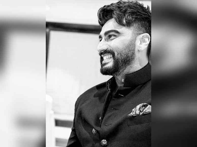 Arjun Kapoor flaunts a candid pic captured by 'Hamza' Ranveer Singh 