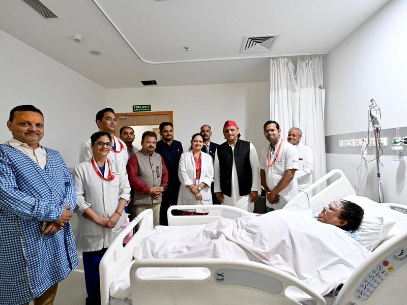 Akhilesh Yadav visits BJP MLA who was injured while burning SP chief's effigy
