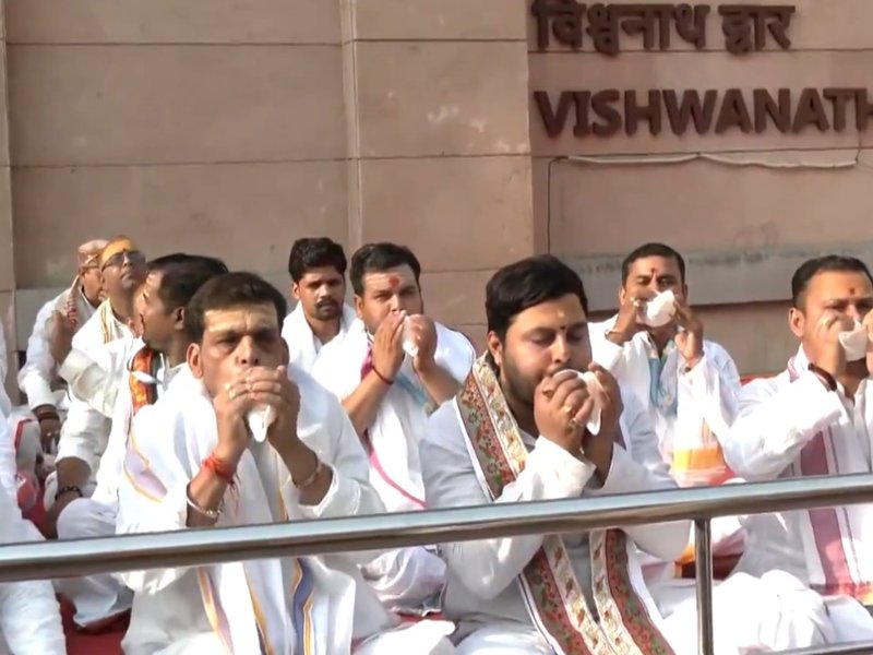 भक्तिमय हुई शिव की नगरी: बरेका से विश्वनाथ मंदिर तक भव्य स्वागत, प्रधानमंत्री के लिए सजी काशी