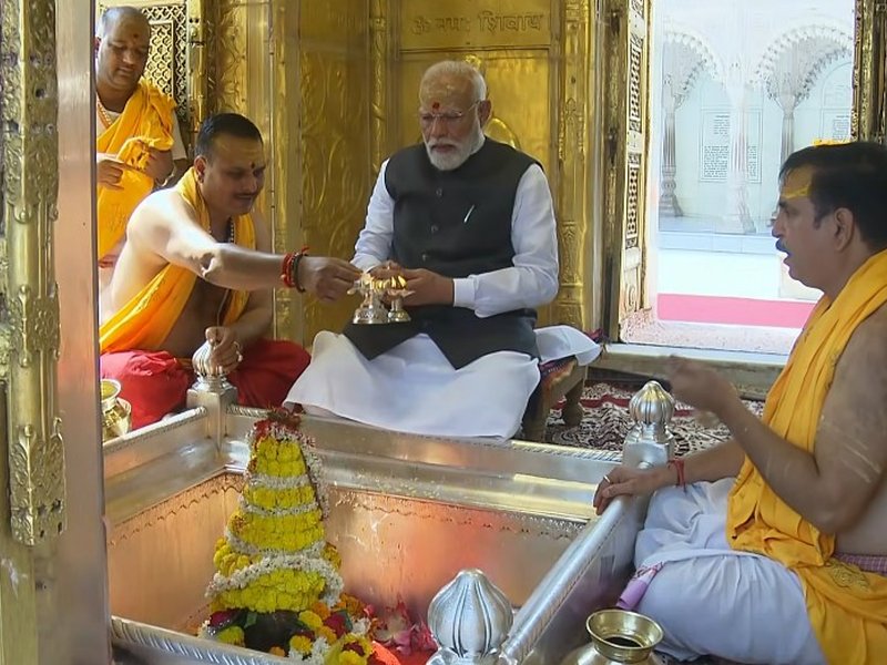 PM Modi offers prayers at Shri Kashi Vishwanath Temple