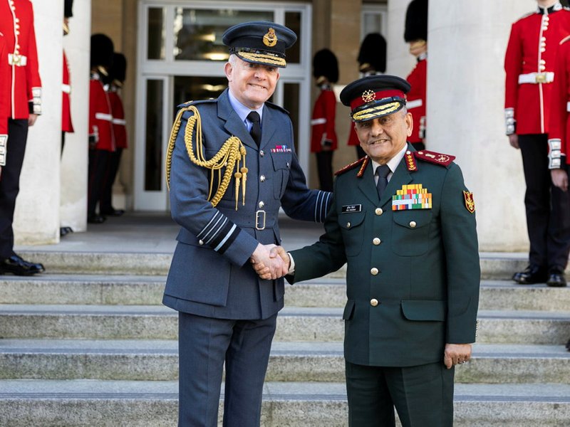 सीडीएस की इंग्लैंड यात्राः आरएएफ वैली में तैनात होंगे भारतीय वायुसेना के फ्लाइंग इंस्ट्रक्टर 