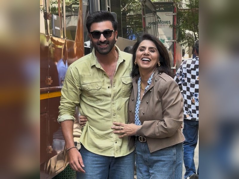 Ranbir Kapoor recreates the 'Senti' hook step with mom Neetu Kapoor during an impromptu dance