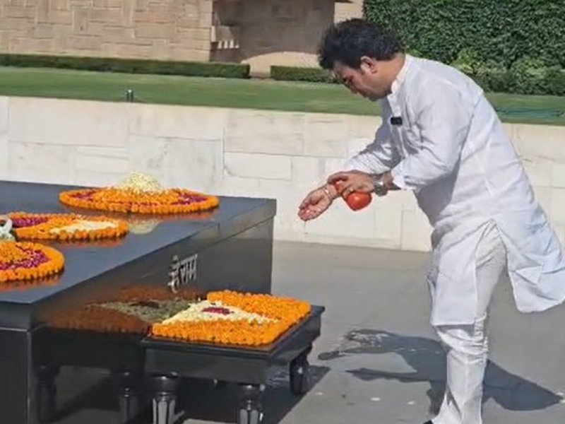 BJP leader Ravinder Singh Negi 'purifies' Rajghat after Kejriwal, Sisodia's visit