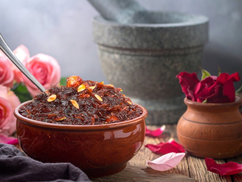 गुलाब की पत्तियों से बना शीतल गुलकंद, त्वचा-पेट की समस्या से मिलेगी निजात