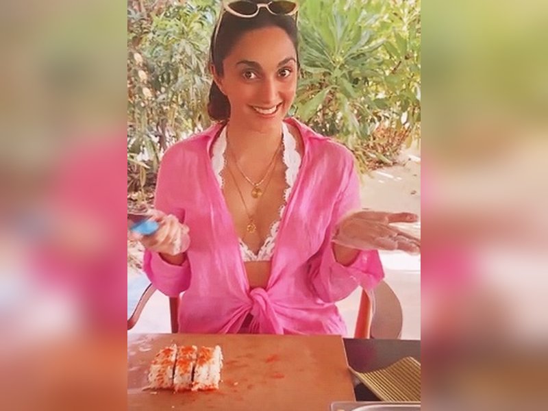 Sidharth Malhotra giggles as Kiara Advani sings ‘Baby Shark’ while waiting for food at Maldives