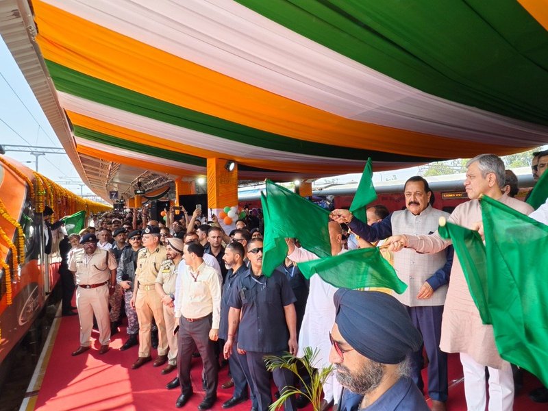 जम्मू-कश्मीर: रेल मंत्री अश्विनी वैष्णव ने जम्मू से श्रीनगर के लिए पहली वंदे भारत ट्रेन को दिखाई हरी झंडी
