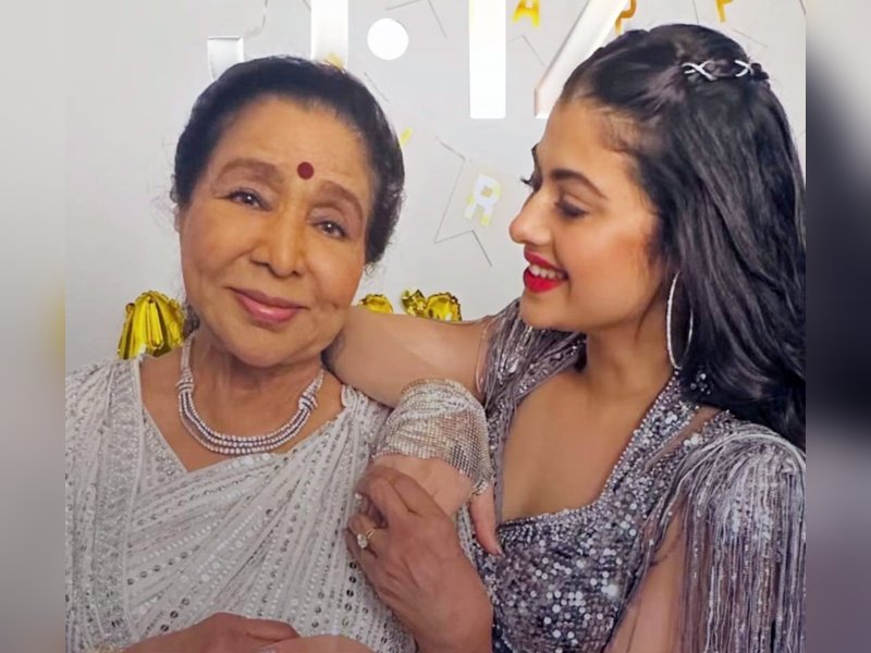 Zanai Bhosle reveals her mobile wallpaper featuring late grandmother Asha Bhosle