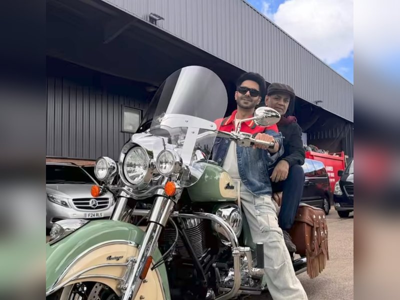 'Do mastane' Aparshakti Khurana & Paresh Rawal enjoy a fun bike ride 