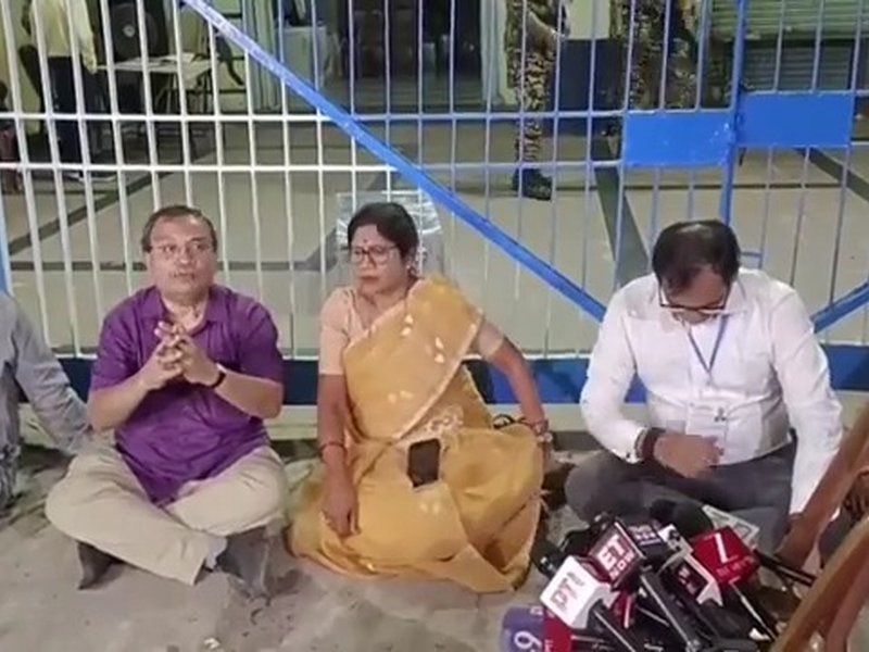 बंगाल चुनाव : ईवीएम से छेड़छाड़ के आरोपों पर अधिकारियों का बयान, 'स्ट्रॉन्ग रूम पूरी तरह सुरक्षित'