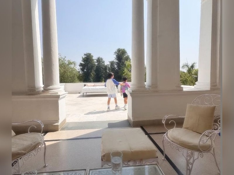 Kareena Kapoor gives a glimpse of her ‘lazy old-school mornings’ with Taimur & Jeh 
