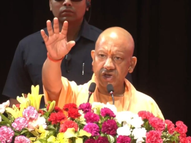 श्रमवीर गौरव समारोह में सीएम योगी का सख्त संदेश, 'जो नहीं देगा काम का दाम तो सरकार करेगी इलाज'
