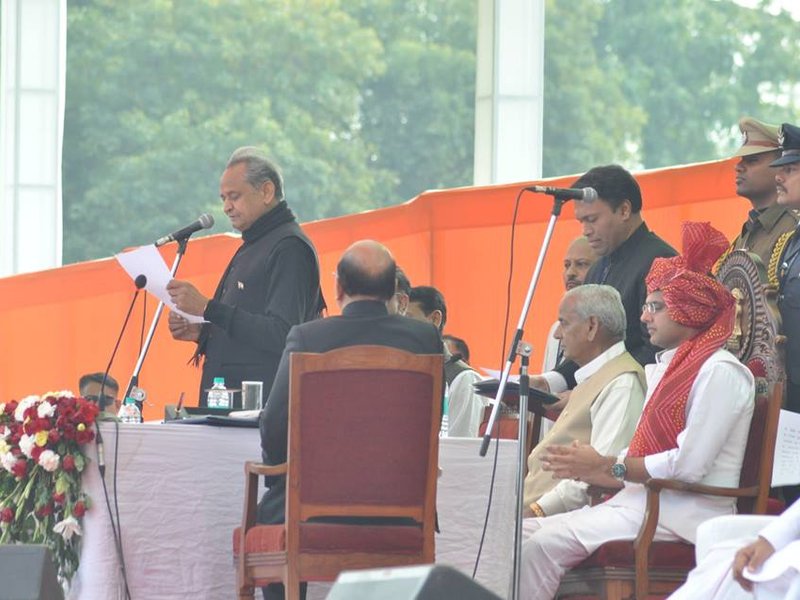अशोक गहलोत: सादगी और कल्याणकारी कदमों से तीन बार बने राजस्थान के सीएम, सत्ता से बाहर होने के बाद भी राजनीति हावी