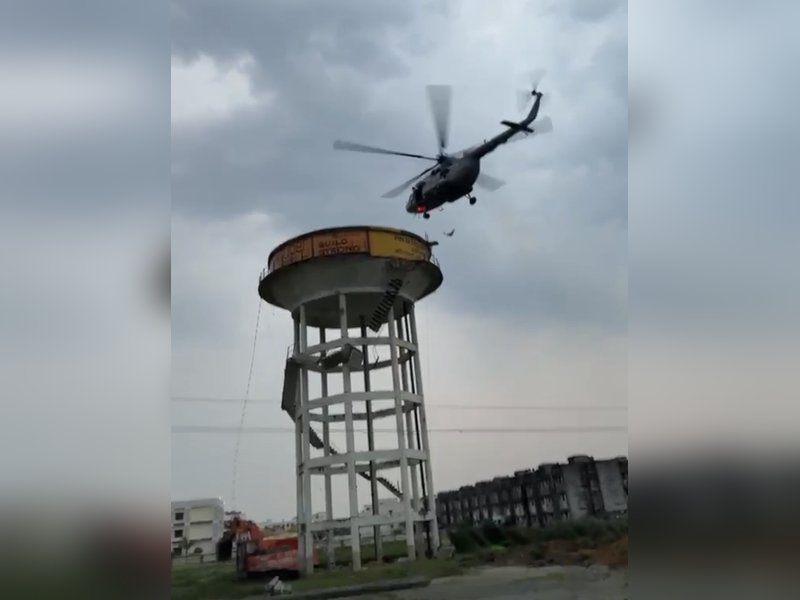 वायुसेना के हेलीकॉप्टर से बचाई गई ऊंची टंकी पर फंसे बच्चों की जान