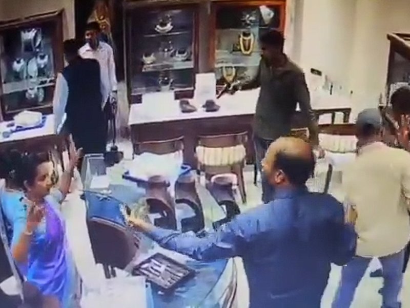 Three injured as armed robbers storm jewellery showroom in Telangana