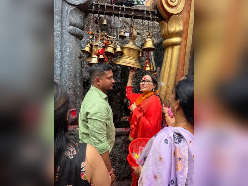 Jaya Prada prays at the Kamakhya Temple, wishes for happiness & prosperity