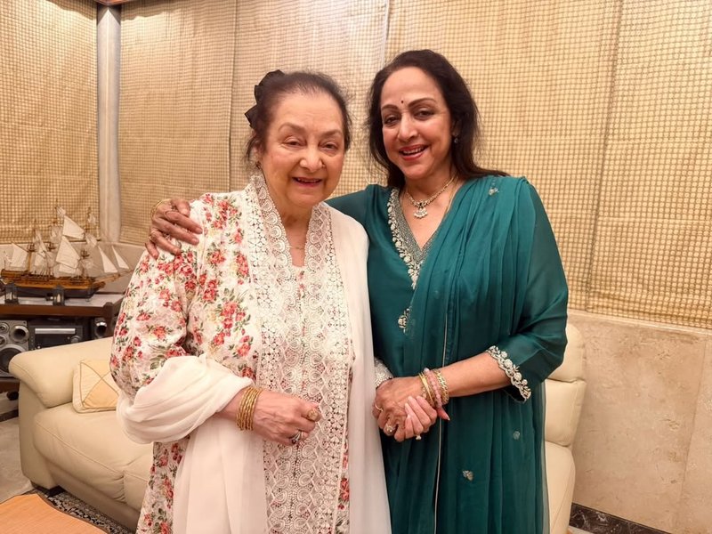 Saira Bano recalls being mesmerised by Hema Malini's beauty